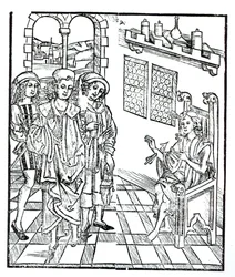 Il chirurgo visita un uomo con ferite da freccia, da 